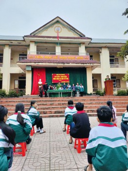 Học sinh ký cam kết an toàn giao thông năm 2025